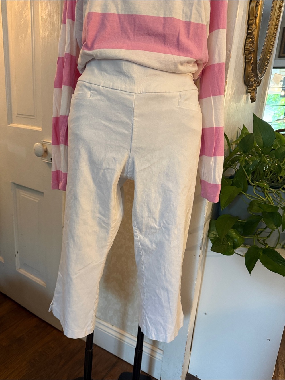 Christopher & Banks Signature Slimming White Stretch Trending Capri Pants 8